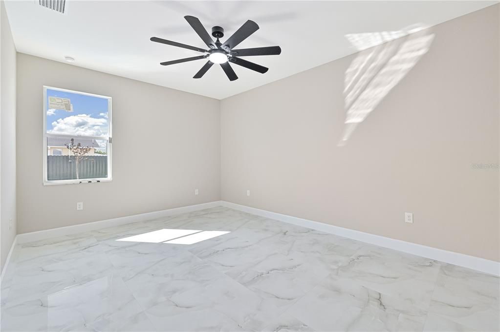 Activo con contrato: $424,999 (3 camas, 2 baños, 1704 Pies cuadrados)