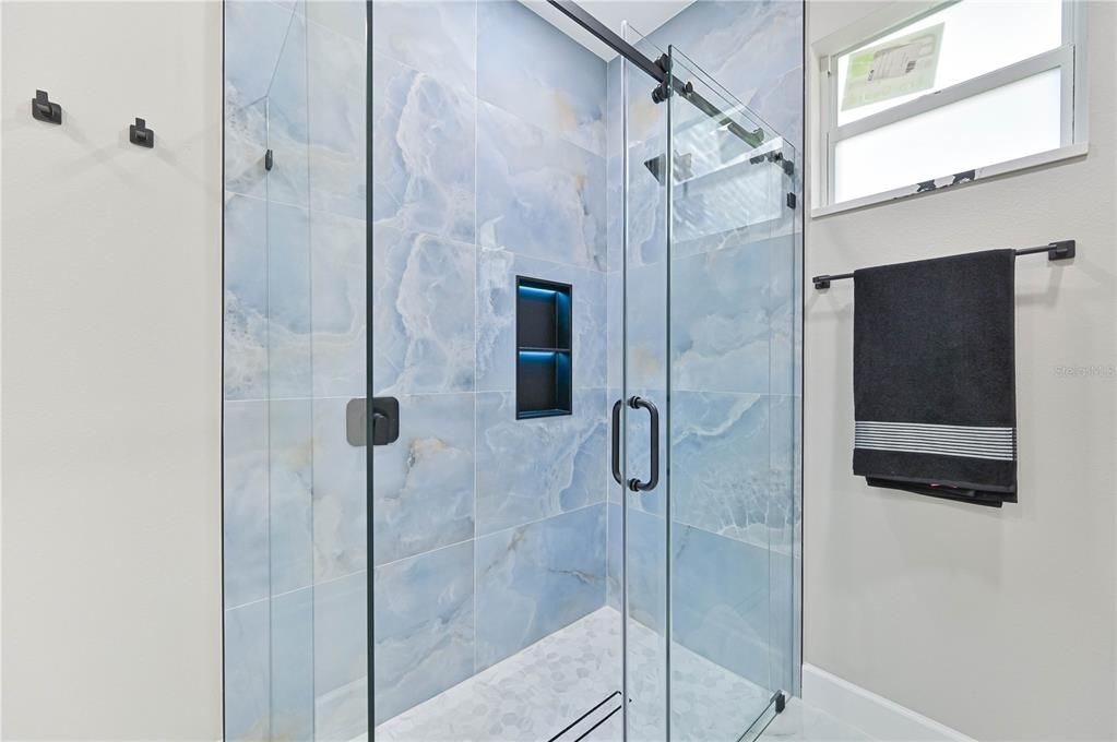 Activo con contrato: $424,999 (3 camas, 2 baños, 1704 Pies cuadrados)
