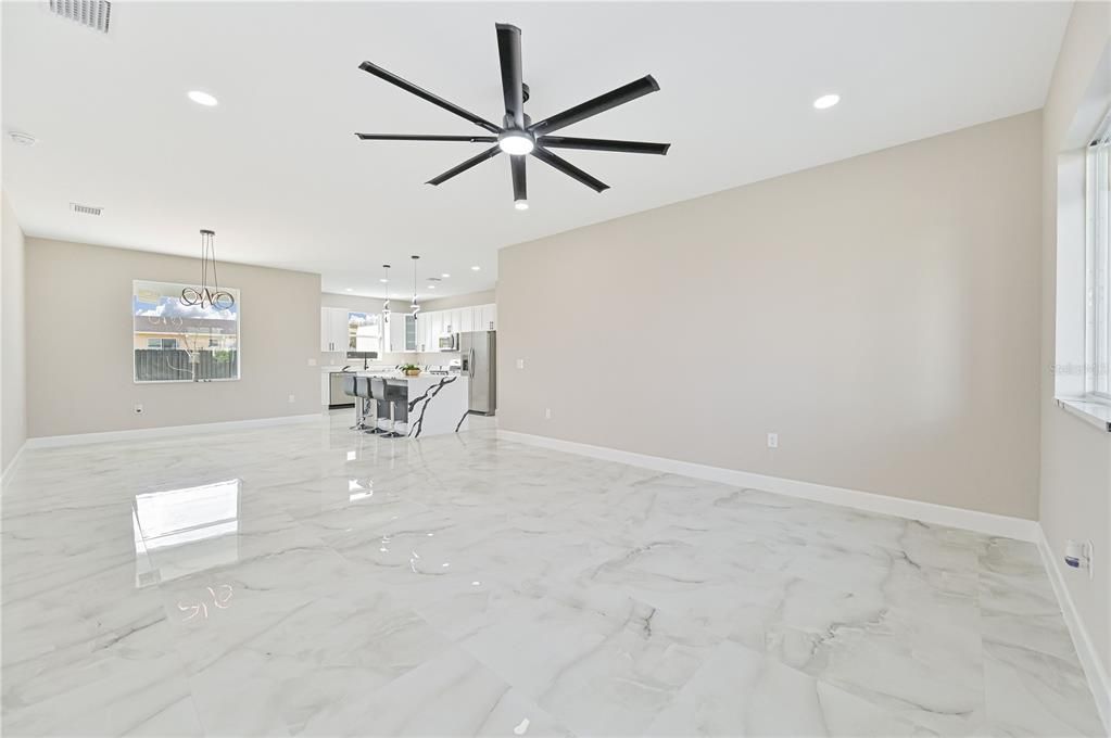 Activo con contrato: $424,999 (3 camas, 2 baños, 1704 Pies cuadrados)