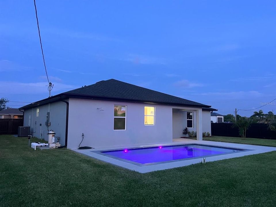 Activo con contrato: $424,999 (3 camas, 2 baños, 1704 Pies cuadrados)