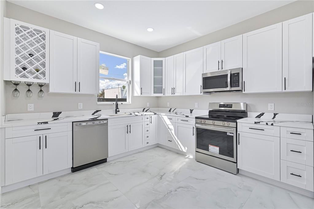 Activo con contrato: $424,999 (3 camas, 2 baños, 1704 Pies cuadrados)