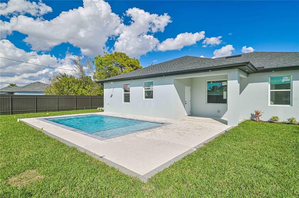 Activo con contrato: $424,999 (3 camas, 2 baños, 1704 Pies cuadrados)