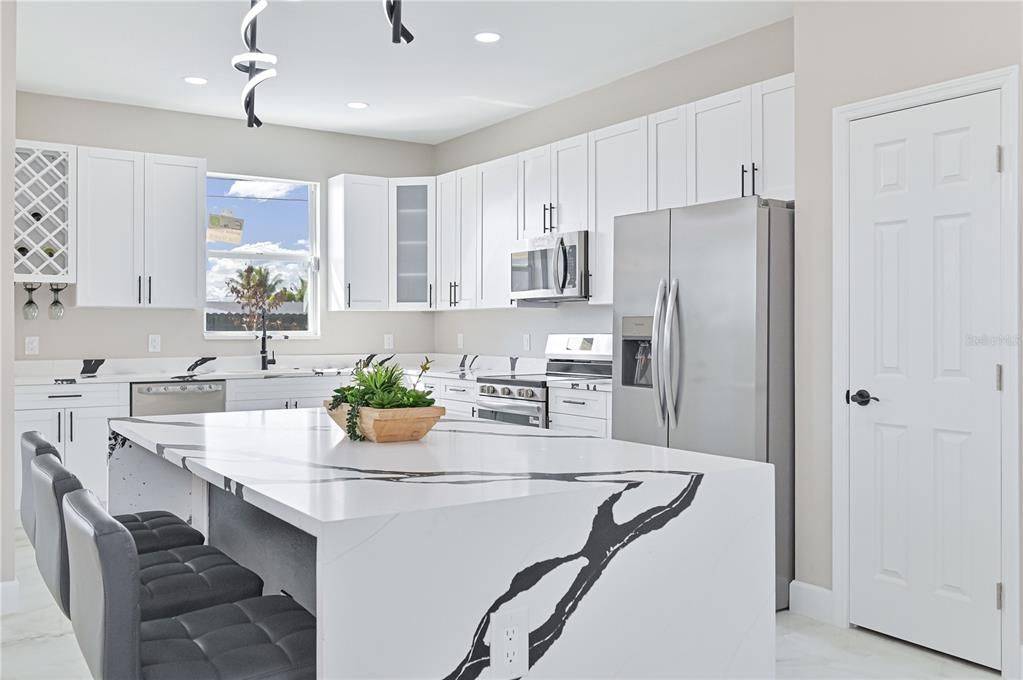 Activo con contrato: $424,999 (3 camas, 2 baños, 1704 Pies cuadrados)