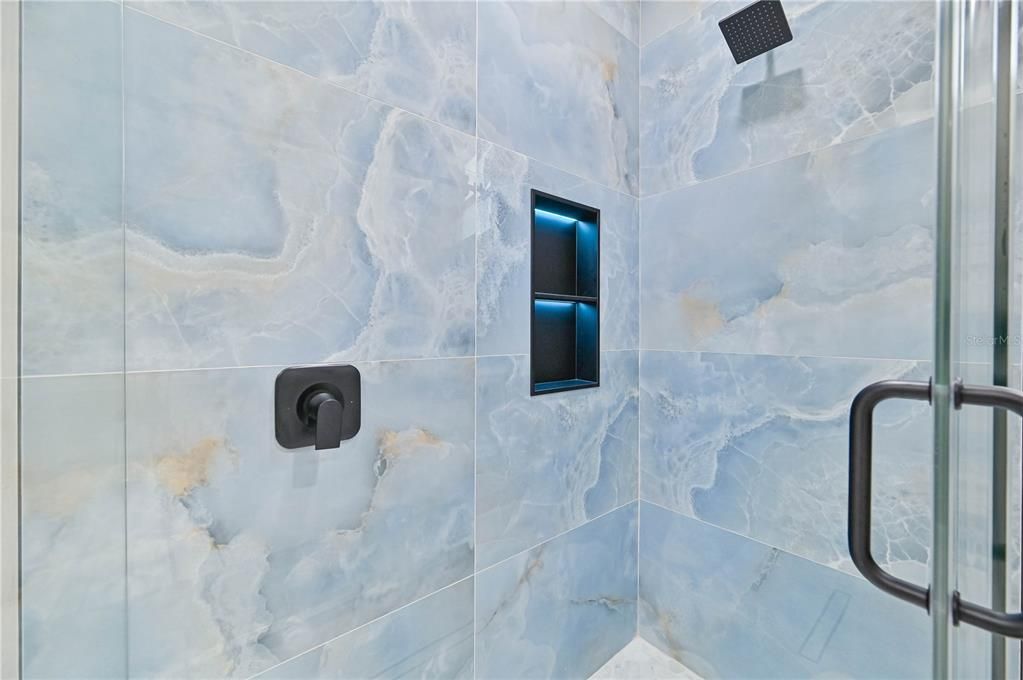 Activo con contrato: $424,999 (3 camas, 2 baños, 1704 Pies cuadrados)