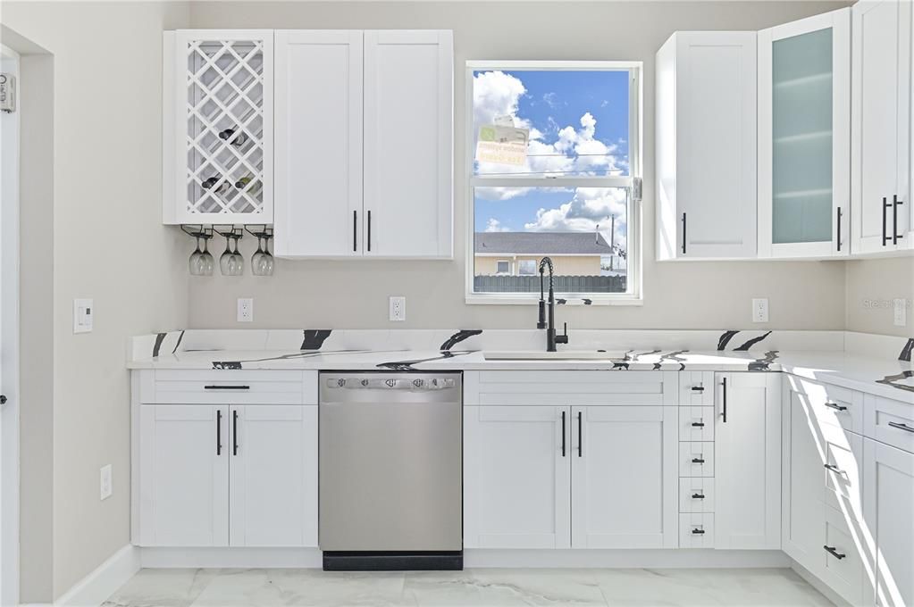 Activo con contrato: $424,999 (3 camas, 2 baños, 1704 Pies cuadrados)