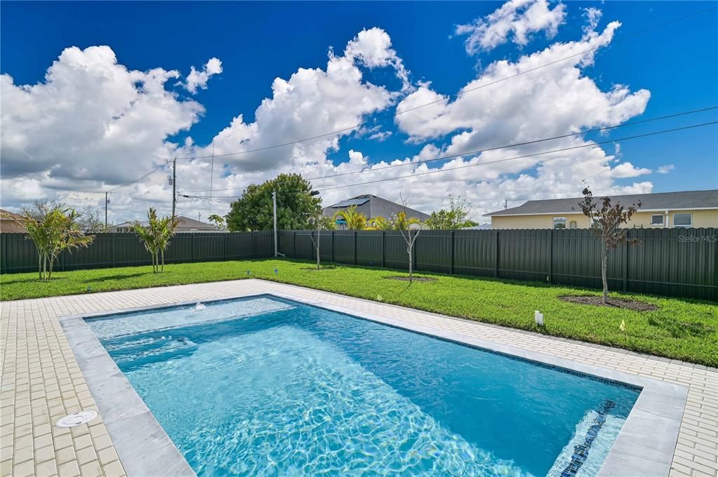 Activo con contrato: $424,999 (3 camas, 2 baños, 1704 Pies cuadrados)
