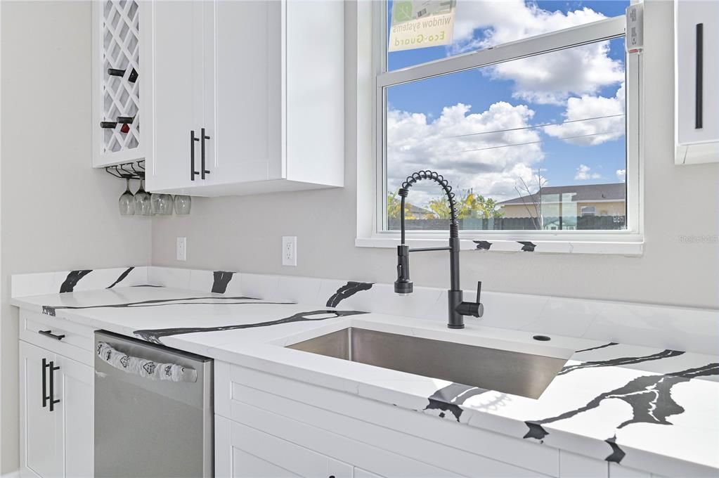 Activo con contrato: $424,999 (3 camas, 2 baños, 1704 Pies cuadrados)