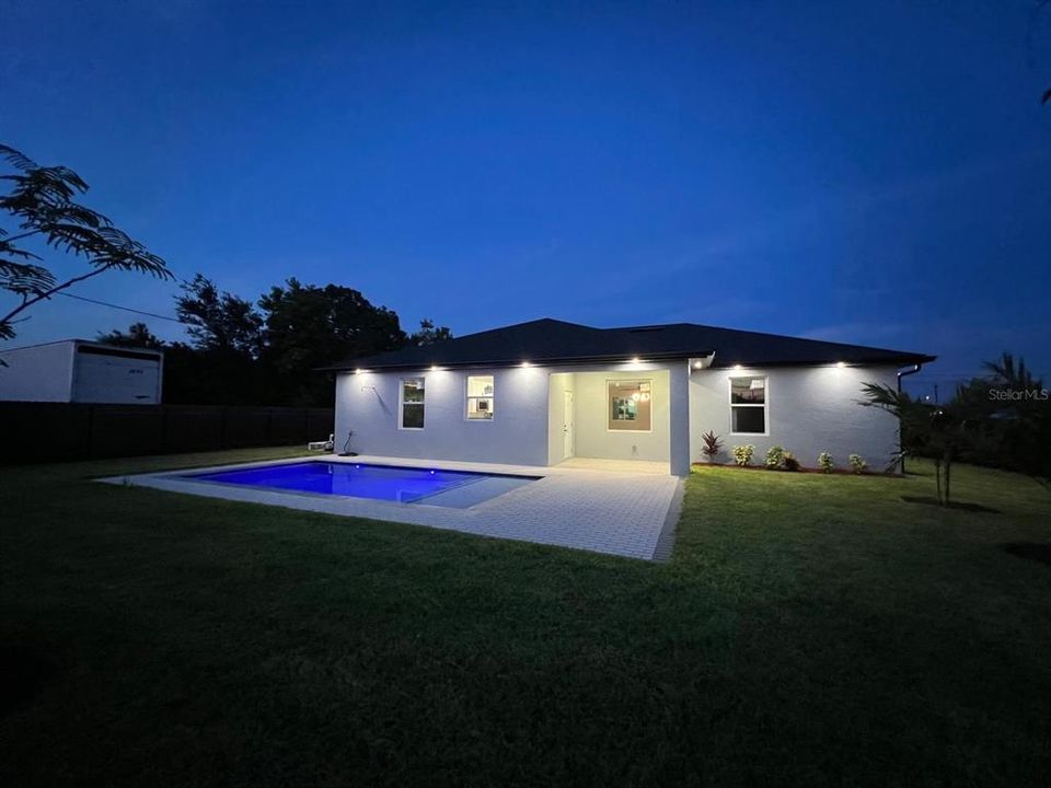 Activo con contrato: $424,999 (3 camas, 2 baños, 1704 Pies cuadrados)