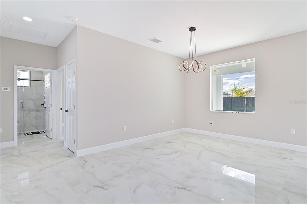 Activo con contrato: $424,999 (3 camas, 2 baños, 1704 Pies cuadrados)