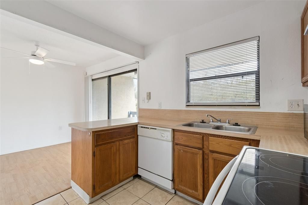 Active With Contract: $109,000 (2 beds, 2 baths, 1226 Square Feet)