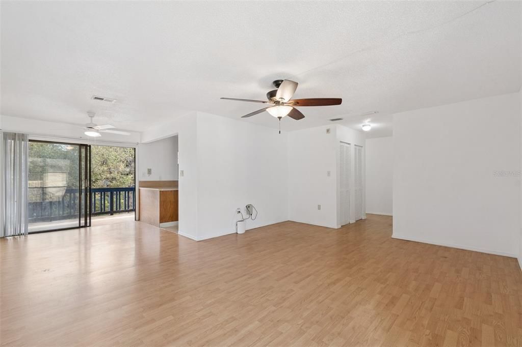 Active With Contract: $109,000 (2 beds, 2 baths, 1226 Square Feet)