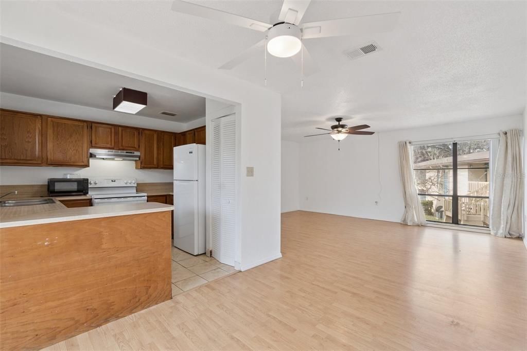 Active With Contract: $109,000 (2 beds, 2 baths, 1226 Square Feet)