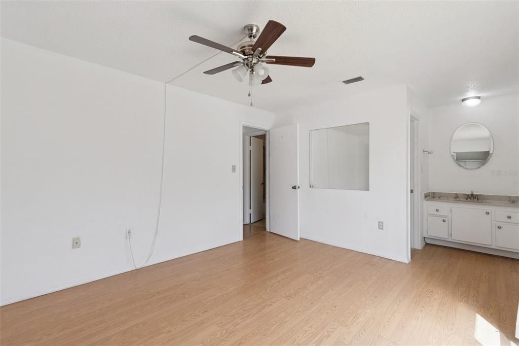 Active With Contract: $109,000 (2 beds, 2 baths, 1226 Square Feet)