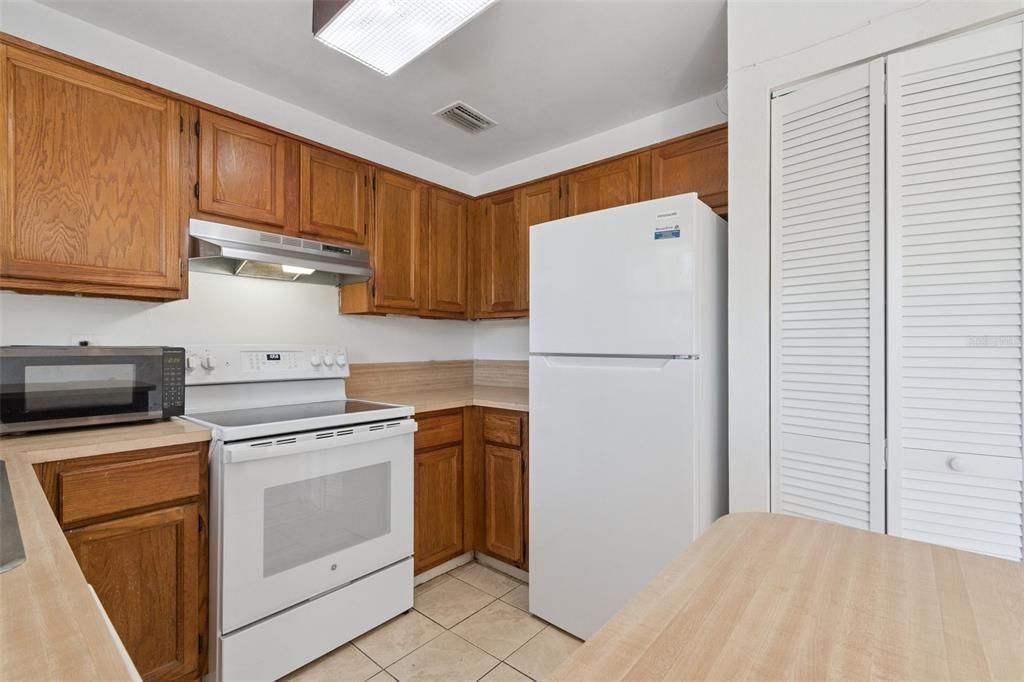 Active With Contract: $109,000 (2 beds, 2 baths, 1226 Square Feet)