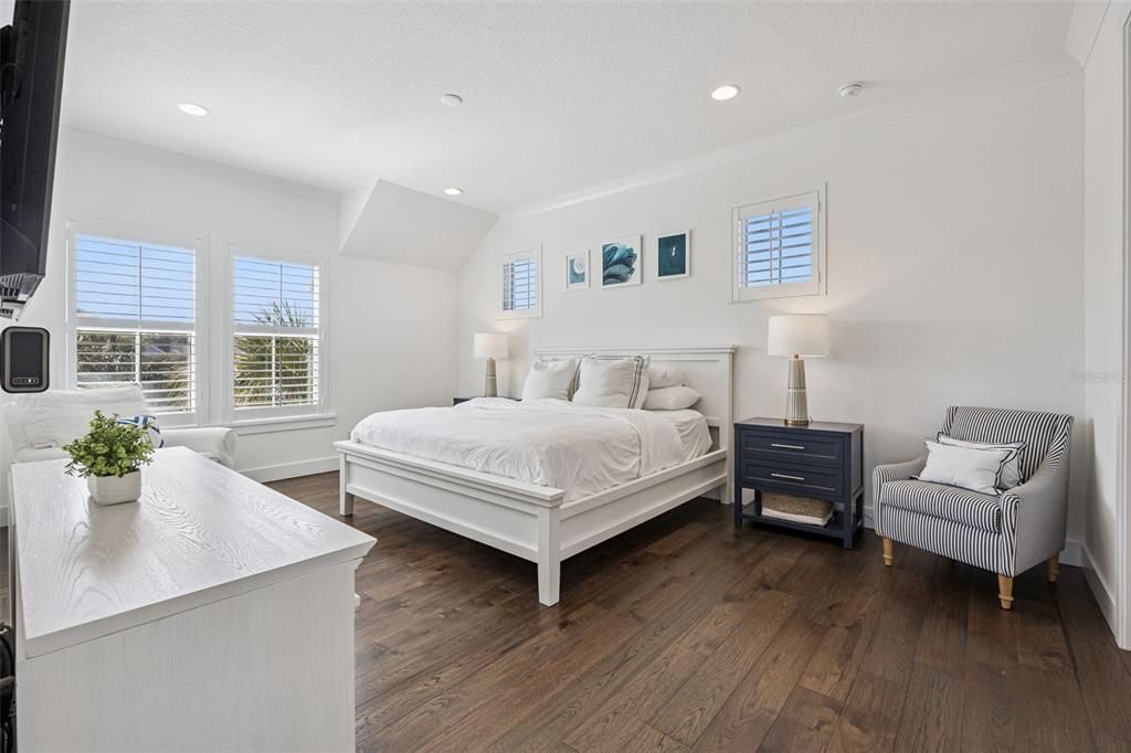 For Sale: $1,699,000 (4 beds, 4 baths, 3781 Square Feet)