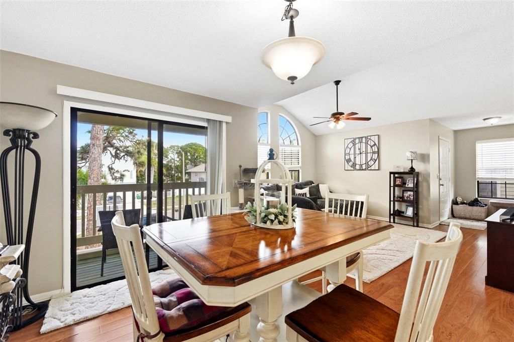 待售: $640,000 (4 贝兹, 0 浴室, 2472 平方英尺)