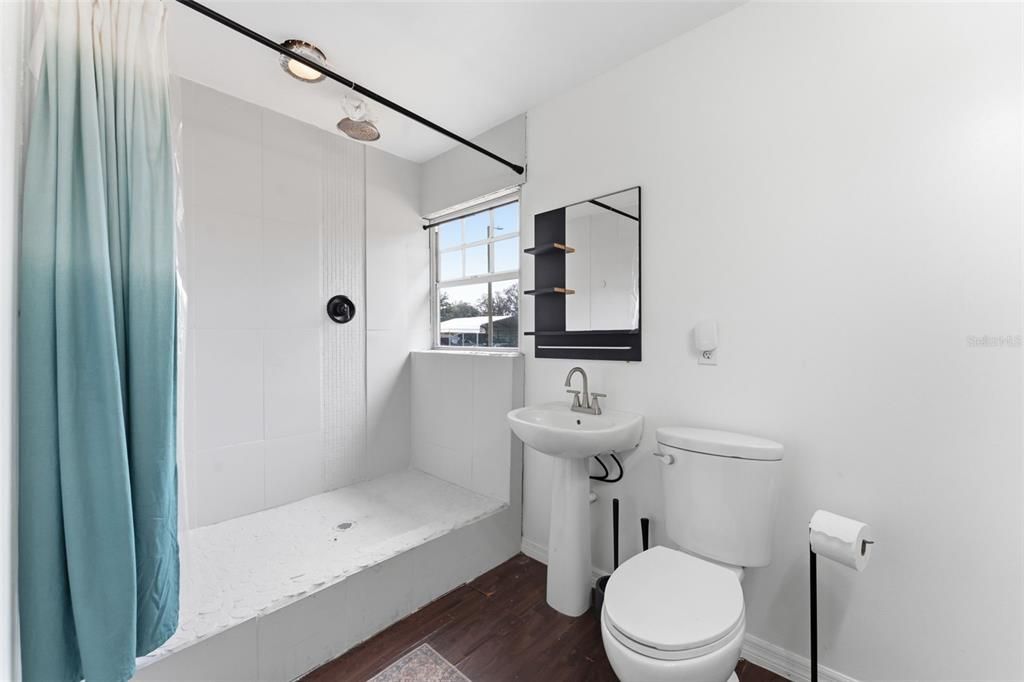 Activo con contrato: $495,000 (4 camas, 2 baños, 2052 Pies cuadrados)