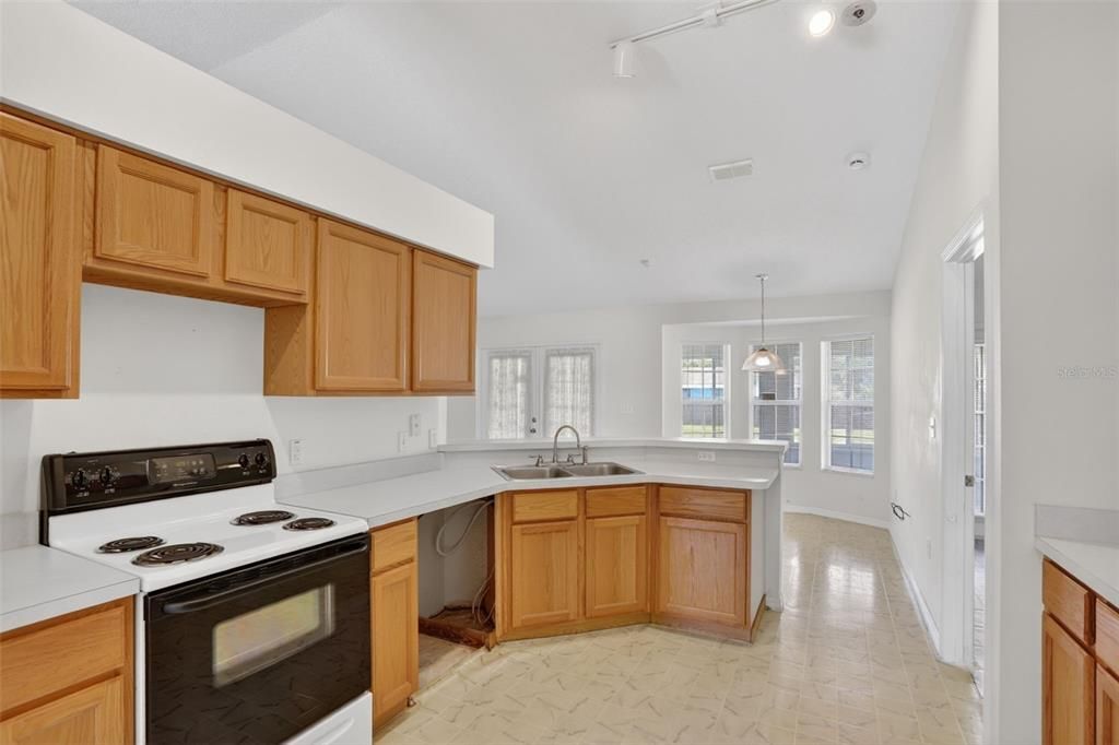 Active With Contract: $338,000 (3 beds, 2 baths, 1592 Square Feet)