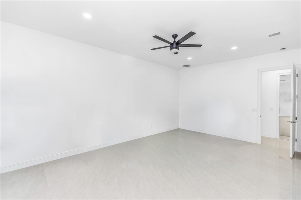 For Sale: $999,000 (4 beds, 3 baths, 5860 Square Feet)