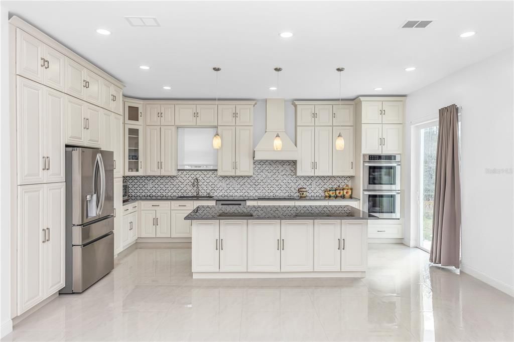 For Sale: $999,000 (4 beds, 3 baths, 5860 Square Feet)