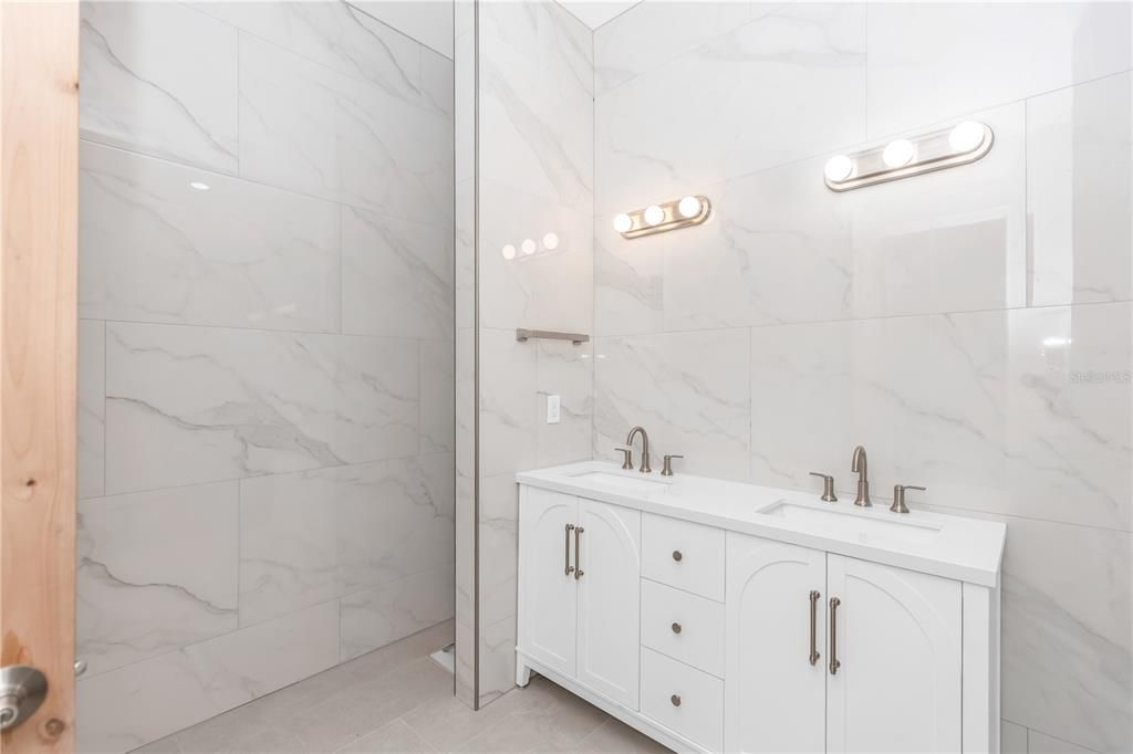 For Sale: $999,000 (4 beds, 3 baths, 5860 Square Feet)