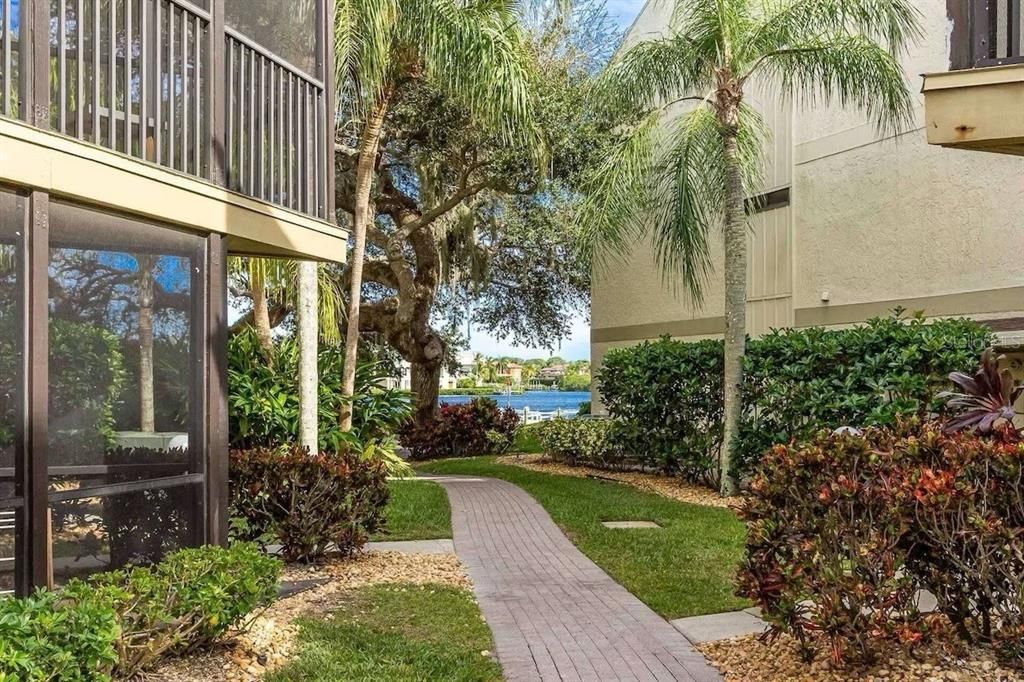 Active With Contract: $350,000 (2 beds, 1 baths, 690 Square Feet)