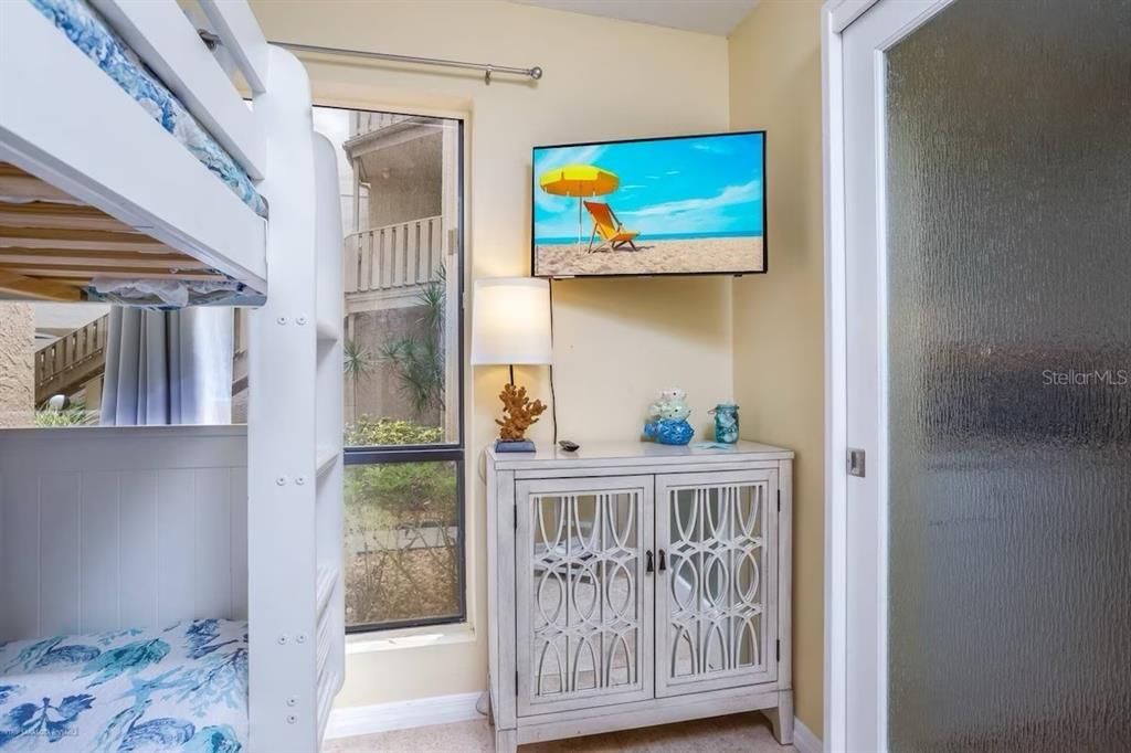 Active With Contract: $350,000 (2 beds, 1 baths, 690 Square Feet)