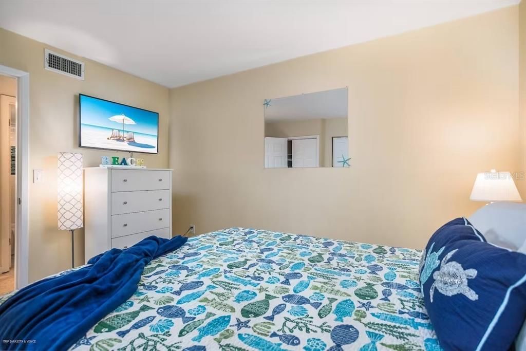 Active With Contract: $350,000 (2 beds, 1 baths, 690 Square Feet)