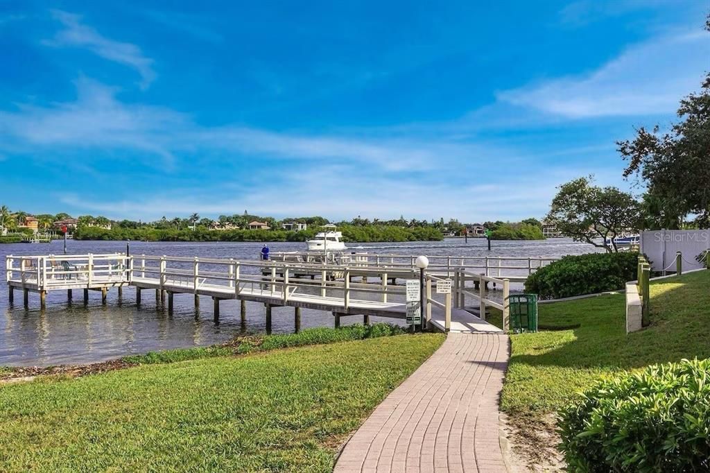 Active With Contract: $350,000 (2 beds, 1 baths, 690 Square Feet)