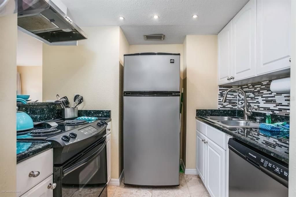 Active With Contract: $350,000 (2 beds, 1 baths, 690 Square Feet)