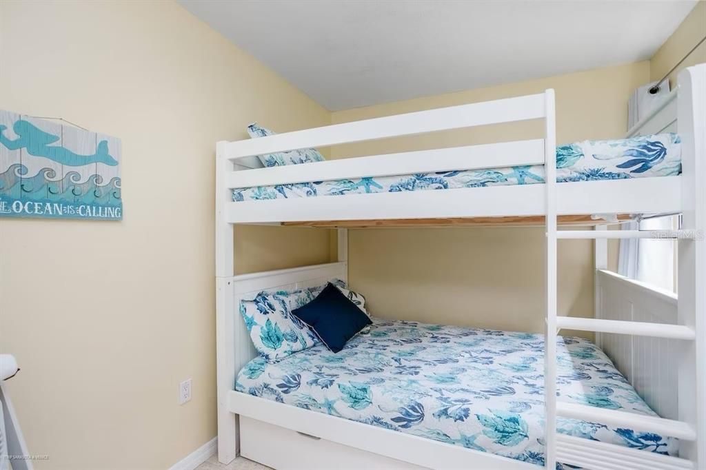 Active With Contract: $350,000 (2 beds, 1 baths, 690 Square Feet)