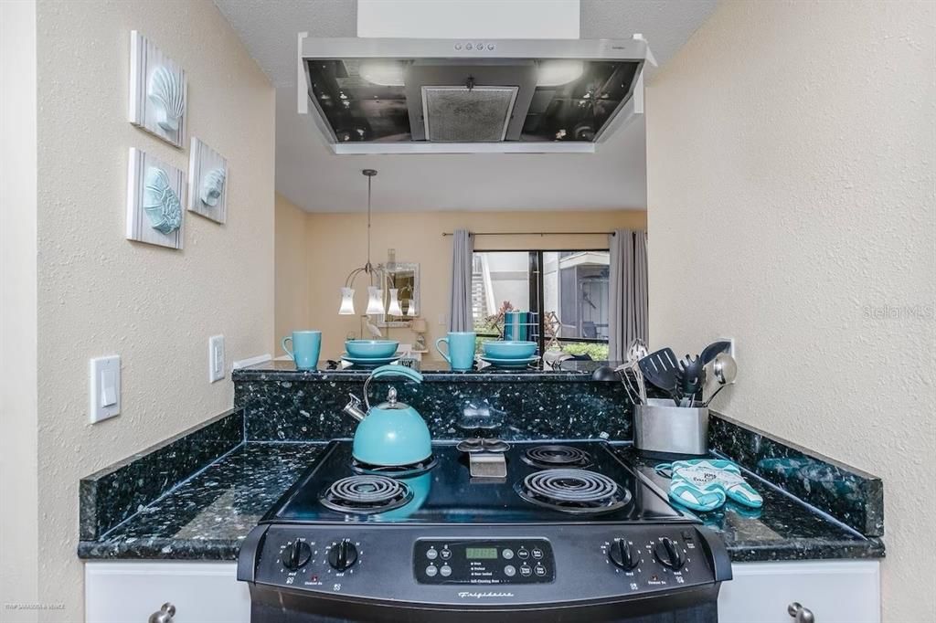 Active With Contract: $350,000 (2 beds, 1 baths, 690 Square Feet)