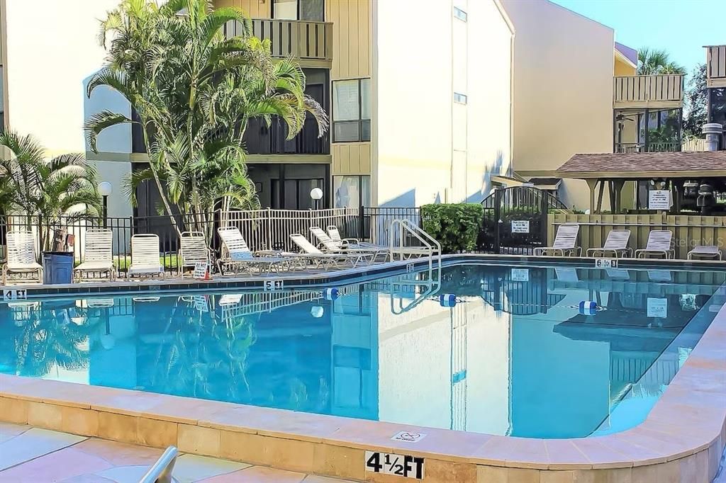 Active With Contract: $350,000 (2 beds, 1 baths, 690 Square Feet)