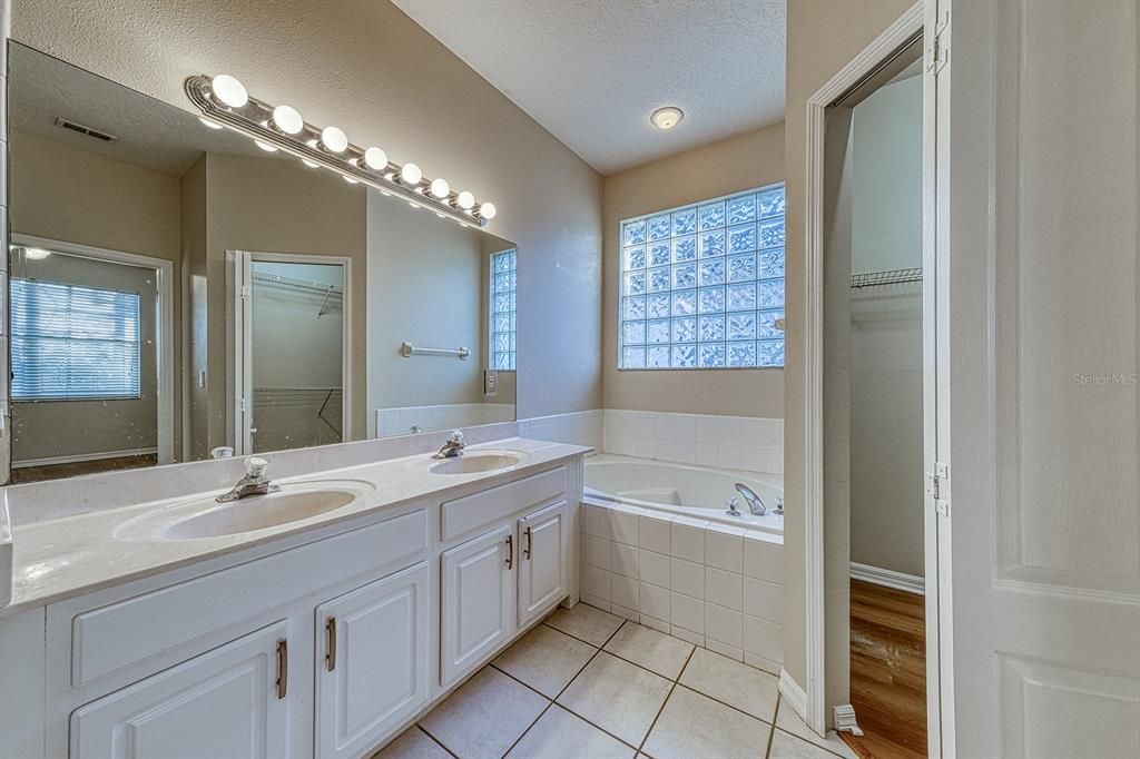 Activo con contrato: $449,900 (3 camas, 2 baños, 1605 Pies cuadrados)