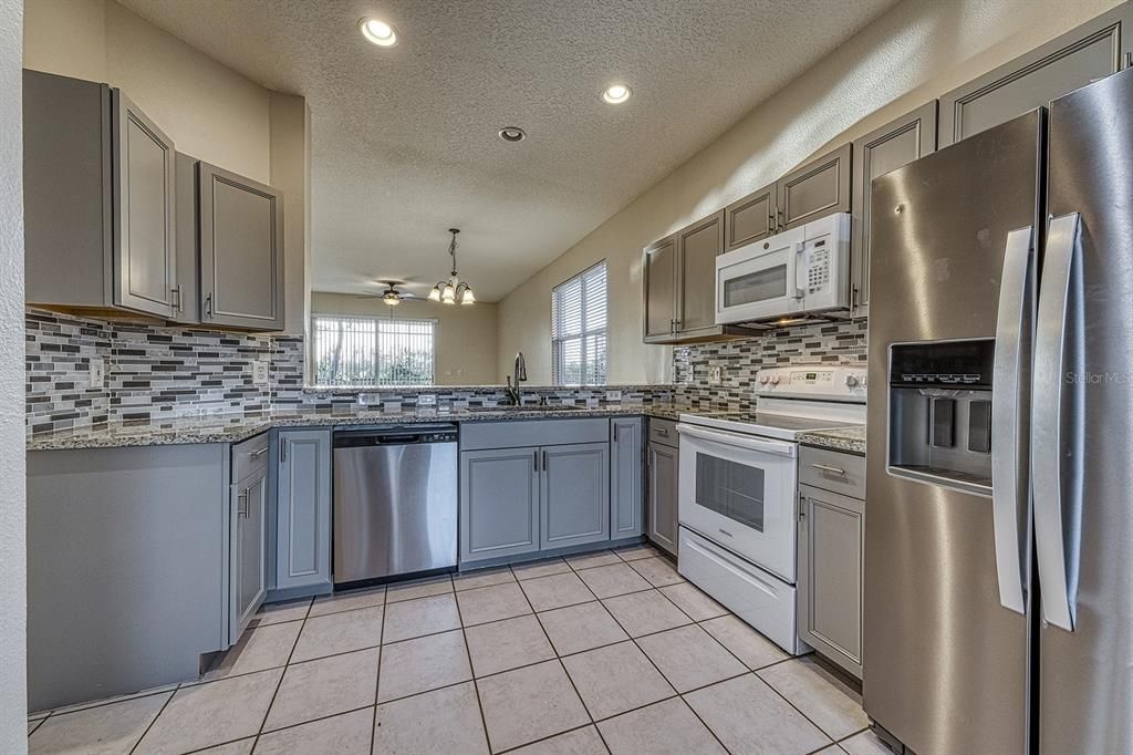 Activo con contrato: $449,900 (3 camas, 2 baños, 1605 Pies cuadrados)