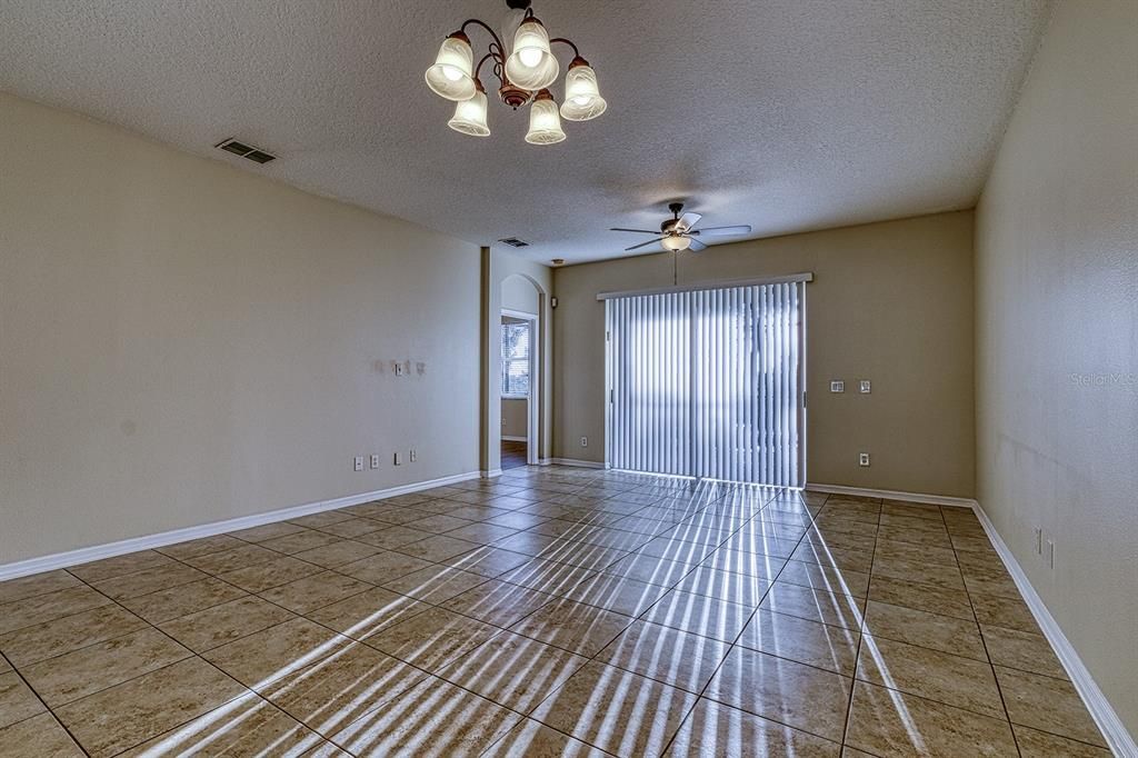 Activo con contrato: $449,900 (3 camas, 2 baños, 1605 Pies cuadrados)