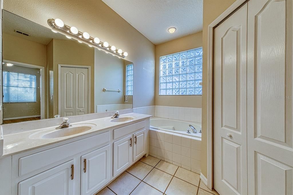 Activo con contrato: $449,900 (3 camas, 2 baños, 1605 Pies cuadrados)