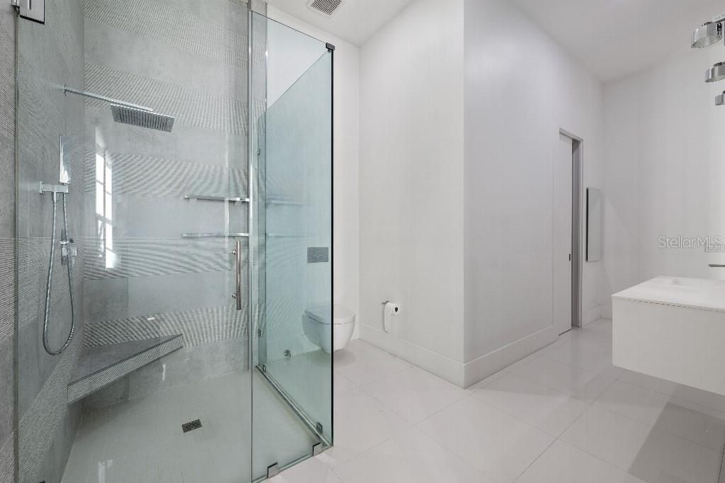 Activo con contrato: $2,870,000 (5 camas, 4 baños, 5897 Pies cuadrados)
