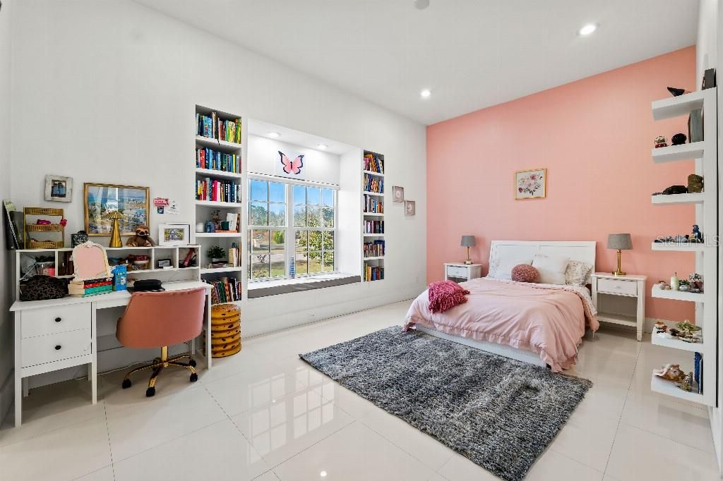Activo con contrato: $2,870,000 (5 camas, 4 baños, 5897 Pies cuadrados)