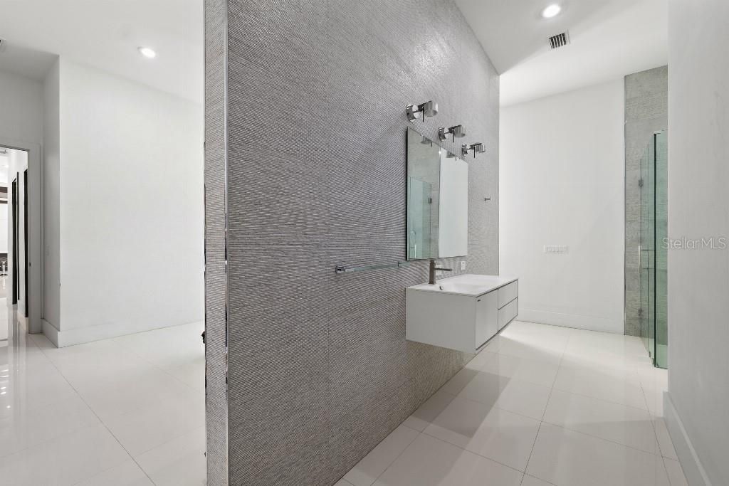 Activo con contrato: $2,870,000 (5 camas, 4 baños, 5897 Pies cuadrados)