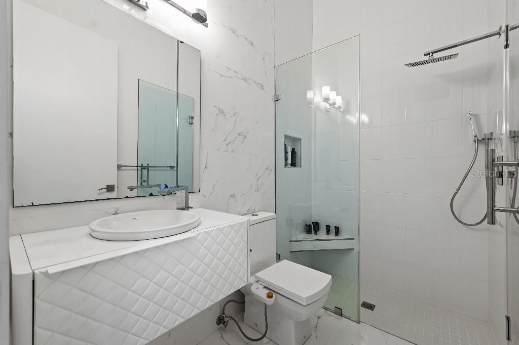Activo con contrato: $2,870,000 (5 camas, 4 baños, 5897 Pies cuadrados)
