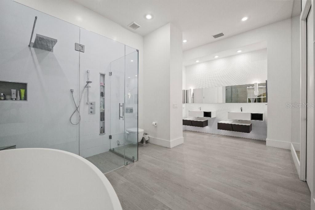 Activo con contrato: $2,870,000 (5 camas, 4 baños, 5897 Pies cuadrados)