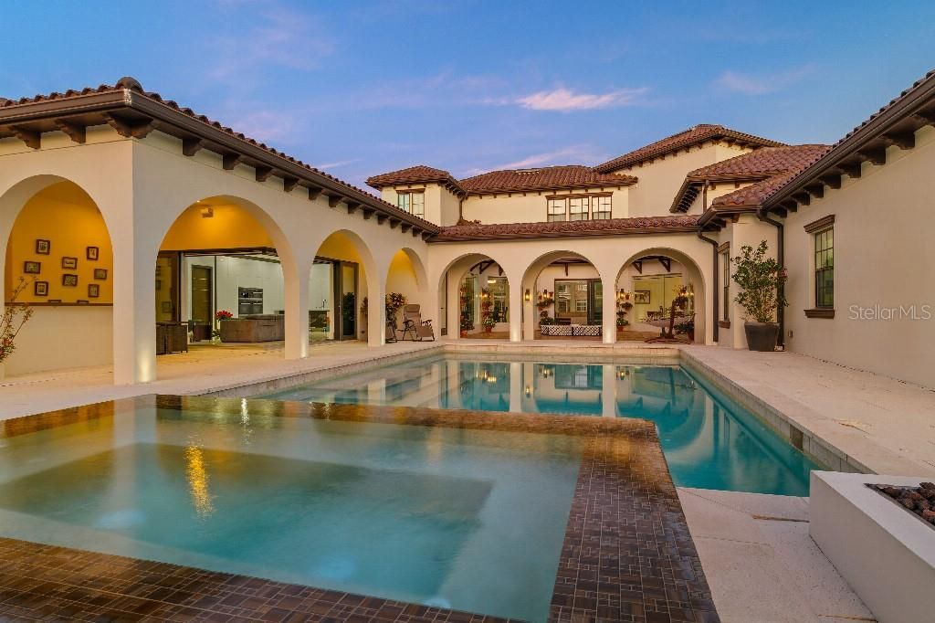 Activo con contrato: $2,870,000 (5 camas, 4 baños, 5897 Pies cuadrados)