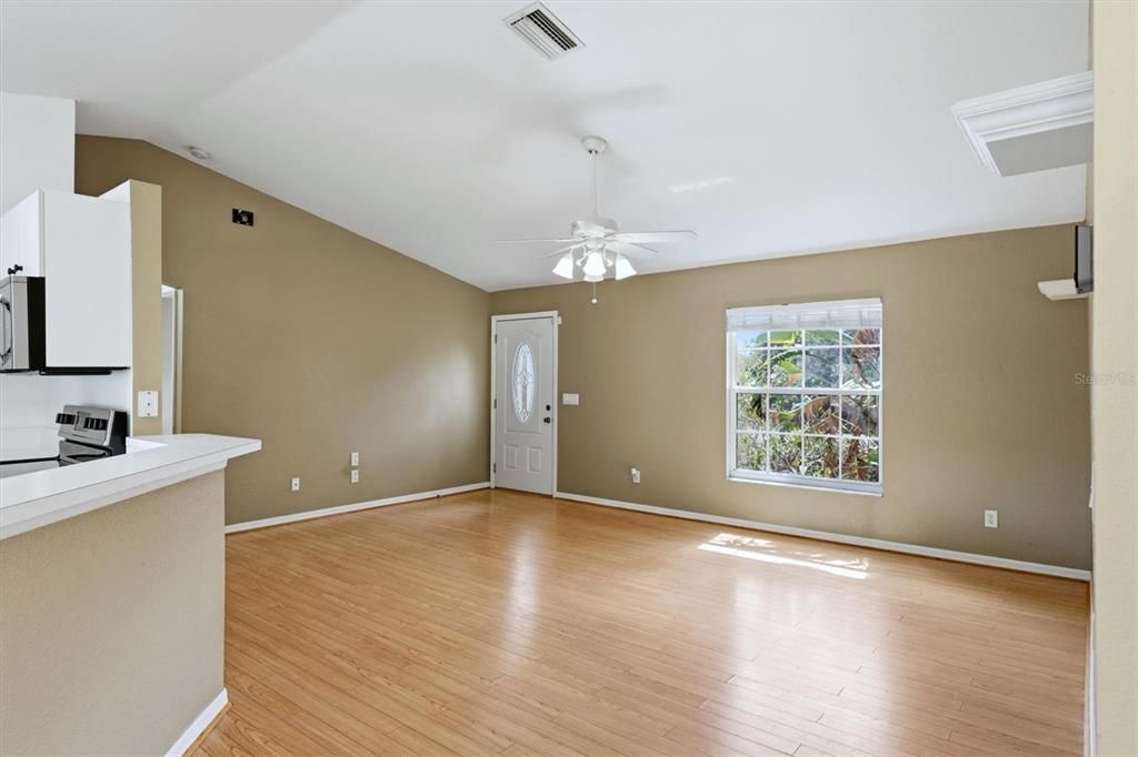 Activo con contrato: $250,000 (3 camas, 2 baños, 1269 Pies cuadrados)