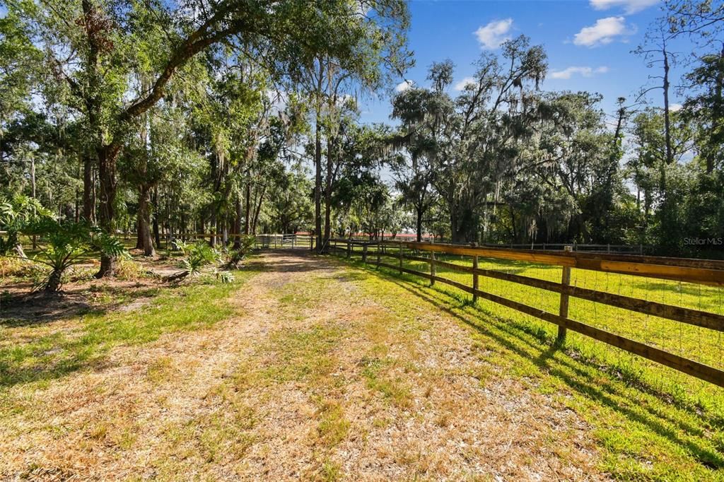 待售: $1,000,000 (11.05 acres)