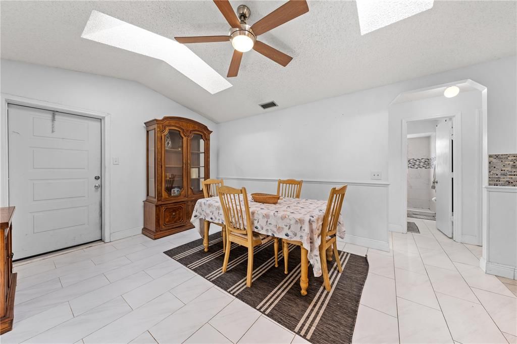 En Venta: $315,000 (3 camas, 2 baños, 1688 Pies cuadrados)
