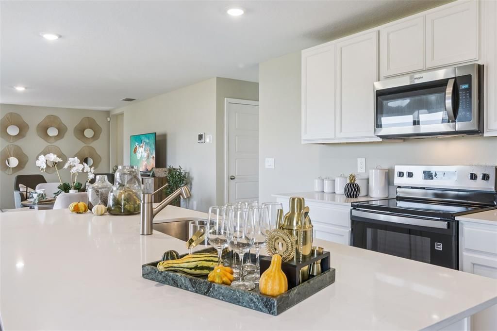 Activo con contrato: $289,990 (4 camas, 2 baños, 1665 Pies cuadrados)
