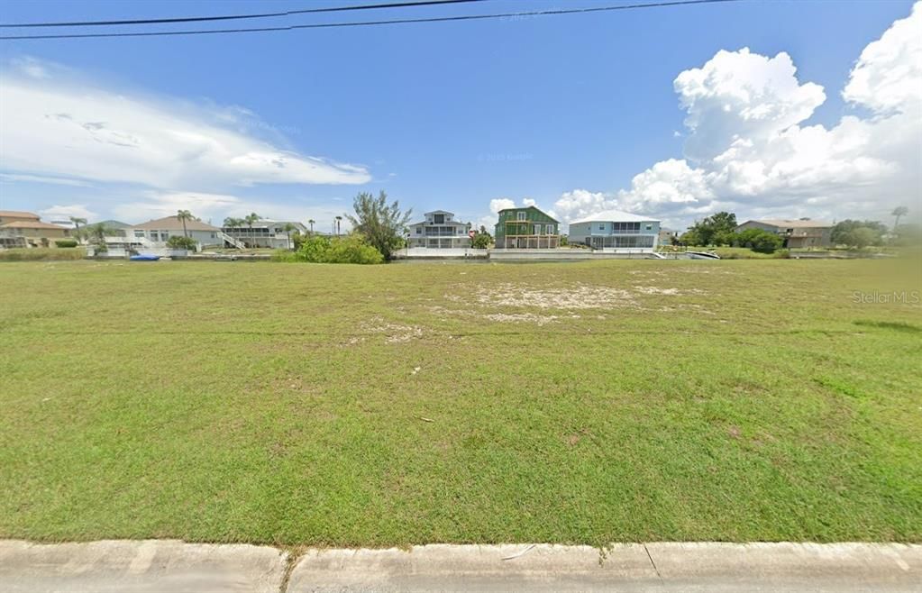 На продажу: $77,999 (0.17 acres)