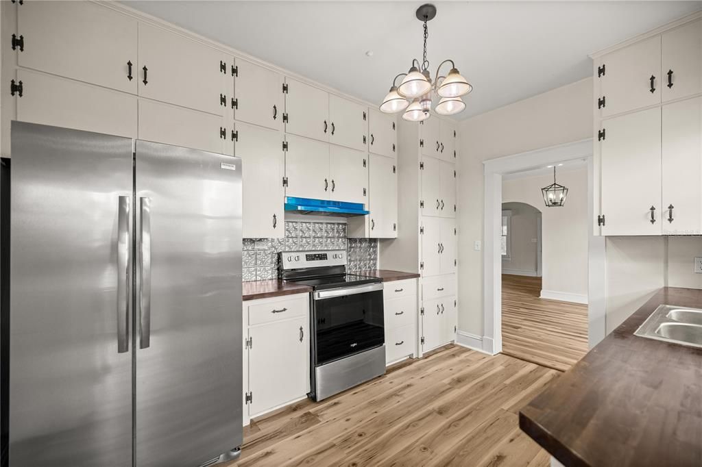 For Sale: $249,900 (3 beds, 2 baths, 1667 Square Feet)