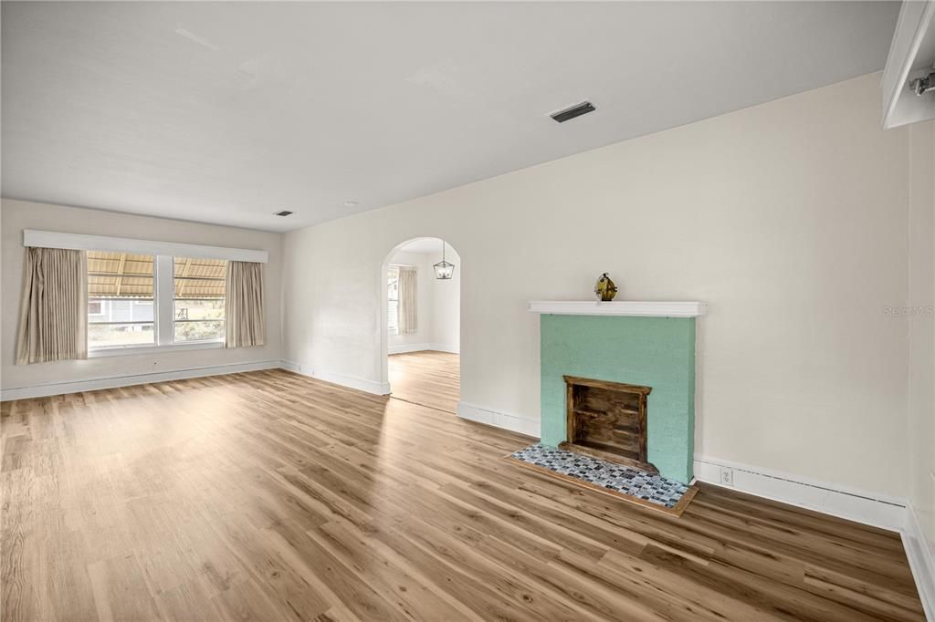 For Sale: $249,900 (3 beds, 2 baths, 1667 Square Feet)